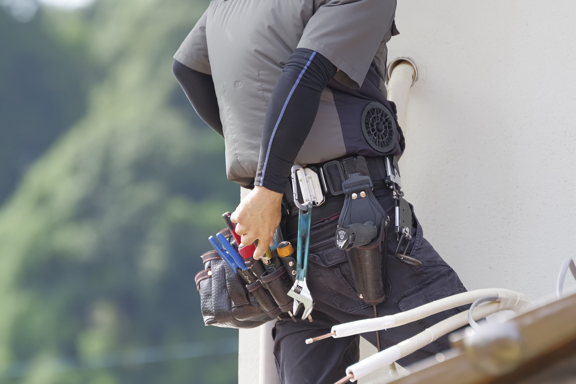 高所で屋外作業をする作業員